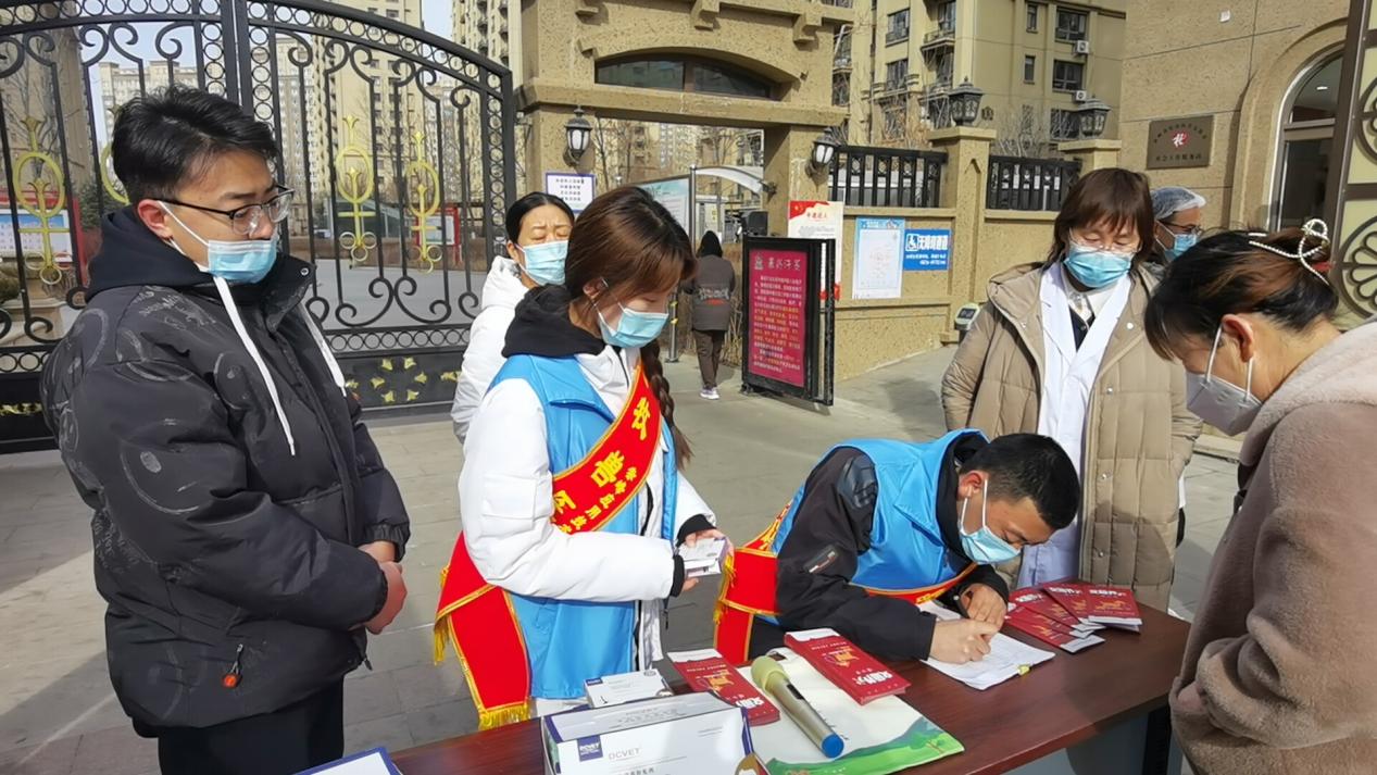 免费为社区住民解答疑问并发放驱虫药物2