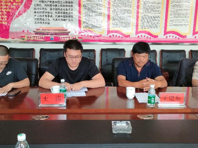 桌子上有许多宣传海报

形貌已自动天生